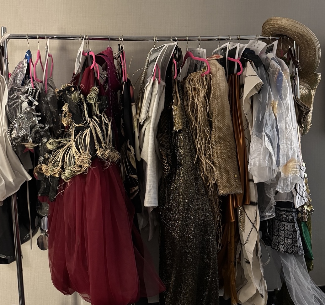 Prendas de la colección preparadas en un rack durante el proceso previo.