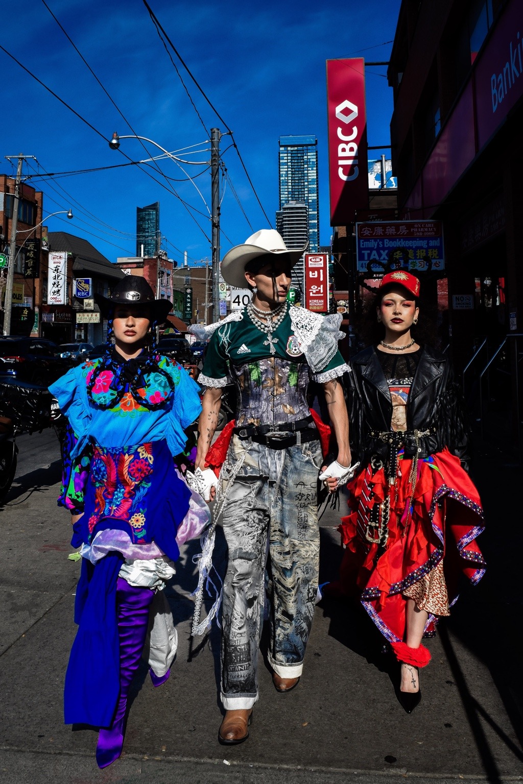 Tres modelos caminan con looks de Méximalismo en Toronto.