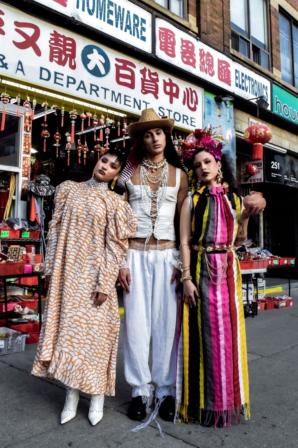 Retrato colectivo frente a una tienda de Toronto, con sombreros, perlas y textiles de color.
