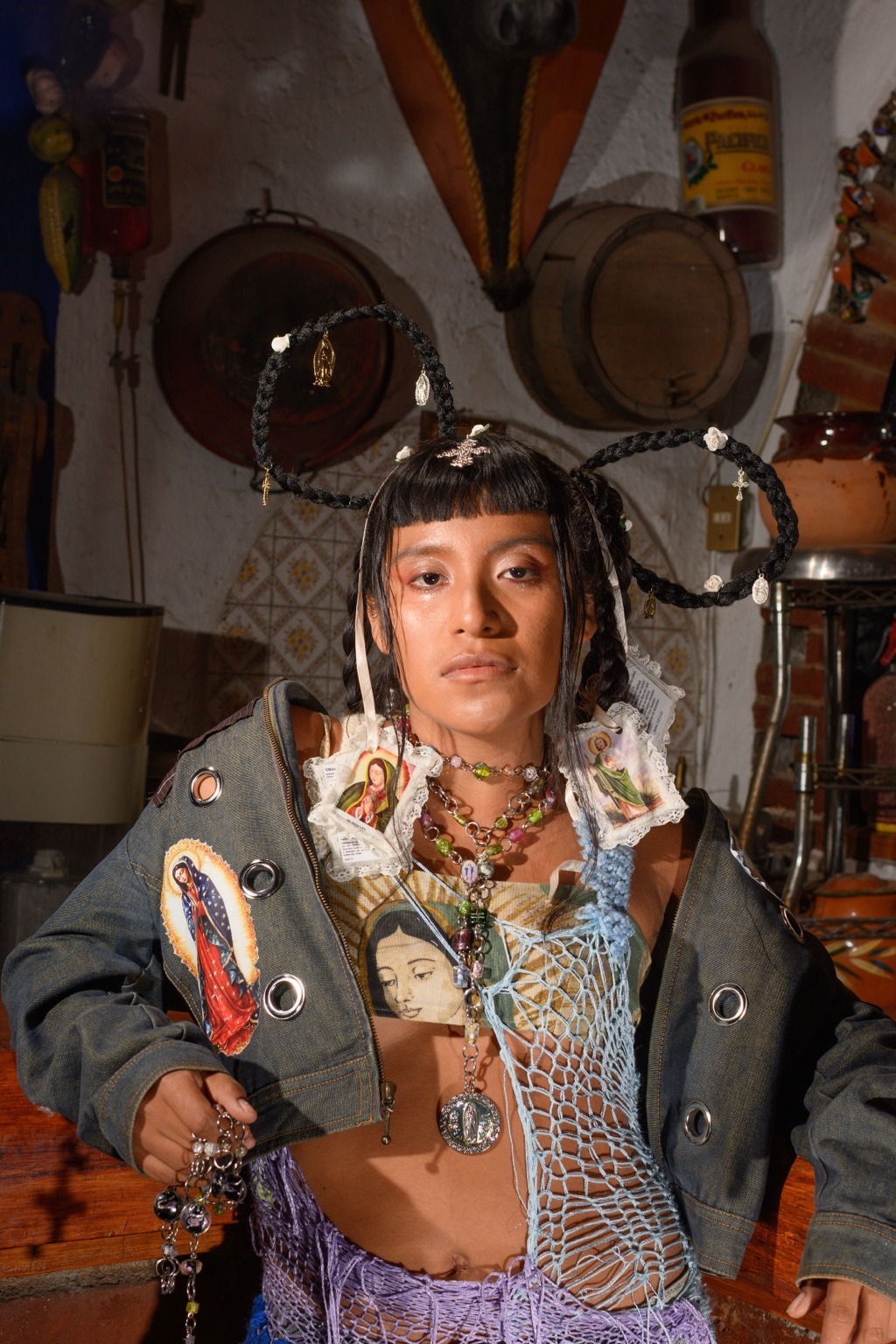 Retrato con chaqueta, tejidos y tocado de trenzas.